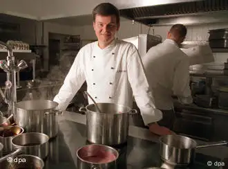 Spitzenkoch Harald Wohlfahrt posiert in seiner Küche