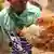 Ein feilgebotenes Huhn auf dem Markt von Tazara, Afrika. (Foto: Ludger Schadomsky)