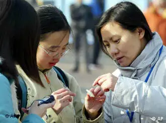 世界爱滋病日，中国大学生学习如何使用避孕套。