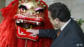 Bundeskanzler Gerhard Schröder in Peking Politische Gespräche in Cina und Kasachstan Chinesischer Drache