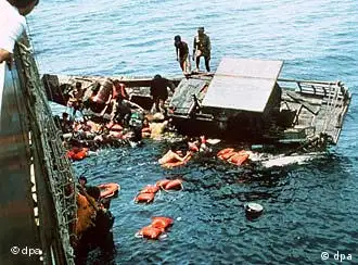 资料图片：30年前，越南难民船获救