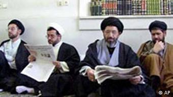 Mullahs lesen Zeitung in Qom