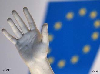 Hand vor EU-Flagge, Quelle: AP