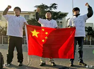 中国民间人士在日本驻京使馆前抗议示威