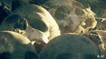 Aufgetürmte Totenschädel der Khmer-Opfer (Foto: AP)
