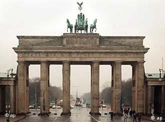 Das Brandenburger Tor in Berlin in herbstlichem Regenwetter.