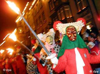As máscaras do tipo Schuttig num desfile noturno em Rottweil, uma cidade no estado de Baden-Württemberg na Alemanha