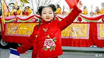Chinesisches Neujahr in Paris; Mädchen schwinkt französische und chinesische Fahne
