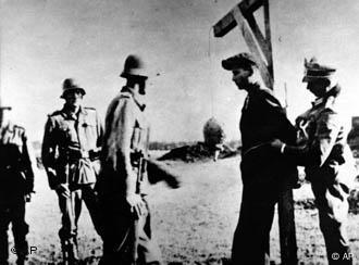 Wehrmachtssoldaten ermorden eine Geisel in Krusevac/ Serbien. Das Foto wurde in der Wehrmatsausstellung des Hamburger Instituts für Sozialforschung gezeigt(Foto: AP)