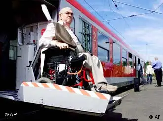 便于轮椅上下的火车