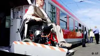 Behinderte in Deutschland Rollstuhlfahrer fährt mit der Bahn