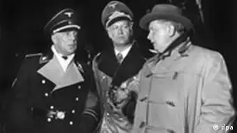 (von links): Victor de Kowa als SS-Gruppenführer Schmidt -Lausitz, Curd Jürgens als General Harras und Regisseur Helmut Käutner bei den Dreharbeiten zu dem Film Des Teufels General nach der Vorlage von Carl Zuckmayer im November 1954 in Hamburg.