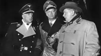 (von links): Victor de Kowa als SS-Gruppenführer Schmidt -Lausitz, Curd Jürgens als General Harras und Regisseur Helmut Käutner bei den Dreharbeiten zu dem Film Des Teufels General nach der Vorlage von Carl Zuckmayer im November 1954 in Hamburg.