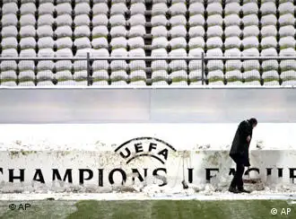 慕尼黑球场内的积雪已经与广告牌“举案齐眉”了