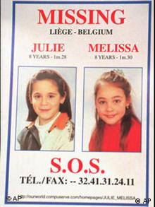 Ein Fahndungsplakat zeigt die beiden vermissten Mädchen Julie Lejeune und Melissa Russo, die am 17. Aug. 1996 tot aufgefunden wurden