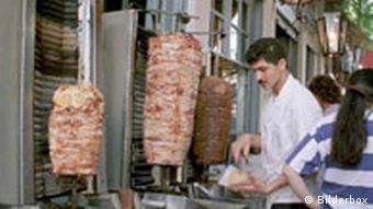 Αλλά και στην πανδημία όταν τα εστιατόρια ήταν κλειστά, υπήρχε ουρά έξω από τα γυρατζίδικα Αλλά και στην πανδημία όταν τα εστιατόρια ήταν κλειστά, υπήρχε ουρά έξω από τα γυρατζίδικα