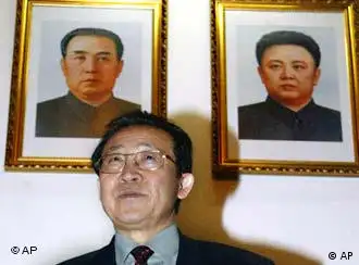 北京：朝鲜谈判代表站在两位领袖的像前，心里充满了崇敬