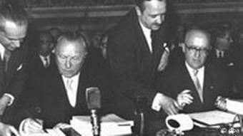 Vertragsunterzeichnung Konrad Adenauer (links) und der Staatssekretär im Auswärtigen Amt, Walter Hallstein