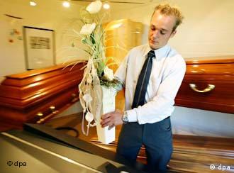 Свен Фладер обучает мастерству похоронного дела в Дюссельдорфе