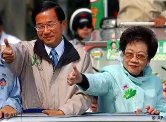 陈水扁与吕秀莲在台湾南部“扫街拜票”