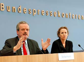 Kulturstaatsministerin Christina Weiss mit Intendant Erik Bettermann vor der Bundespressekonferenz in Berlin