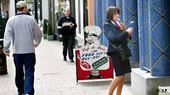 Raucher in Irland Frau mit Zigarette auf der Straße