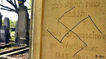 Mit einem Hakenkreuz beschmiert ist am 16.9.2003 ein Grabmal auf dem jüdischen Friedhof von Efringen-Kirchen (Kreis Lörrach). Unbekannte Täter haben auf dem jüdischen Friedhof in Efringen-Kirchen 45 Gräber mit Farbschmierereien beschädigt. Hakenkreuze und antisemitische Parolen wurden mit Leuchtstiften auf Gräber, Grabsteine und Hinweisschilder gemalt. Die Tat habe sich bereits am Wochenende ereignet, teilte die Polizei am 16.9. mit. Von den Tätern fehle jede Spur.