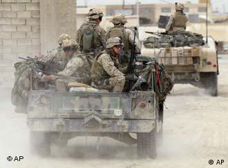 US-Marineinfanteristen auf Militärfahrzeugen (Foto: AP)