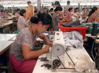 Cosedora en una fábrica textil de Birmania.