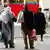 Eine Frau mit Kopftuch und ein Mann mit Einkaufstüten laufen durch Berlin (Foto: ap)