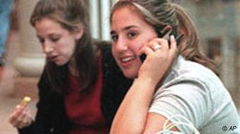 Teenager mit Mobiltelefon Quelle: AP