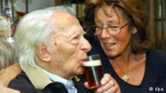Hermann Dörnemann, der älteste Mann Deutschlands, trinkt am 27.5.2003 zur Feier seines 110.Geburtstags in Düsseldorf im Arm seiner Tochter Rita ein Glas Altbier.