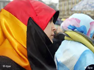 抗议示威的穆斯林妇女：以德国国旗为头巾