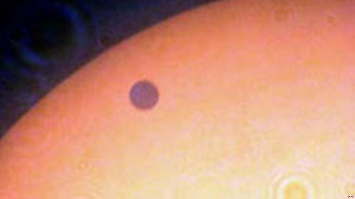 Astronomers Train Telescopes on Venus Spectacle – DW – 06082004