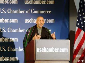 Hamid Karzai habla en la cámara de comercio estadounidense.