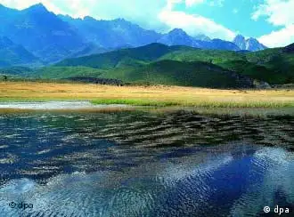 中国云南三江流域是联合国划定的自然保护区，拦水建坝将破坏自然景观