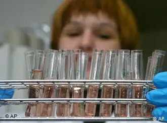 Laborantin mit Reagenzgläsern, HIV- Virus