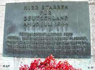Blick auf eine Gedenktafel fuer die Hinrichtungsopfer vom 20. Juli 1944 in der Gedenkstaette Deutscher Widerstand im Bendlerblock in Berlin, aufgenommen am Donnerstag, 15. Juli 2004. Der 60. Jahrestag des fehlgeschlagenen Attentats vom 20. Juli 1944 wird am Dienstag, den 20. Juli 2004, mit dem Gedenken an die hingerichteten Widerstandskaempfer gegen Hitler gefeiert. (AP Photo/Roberto Pfeil)