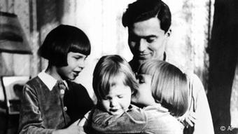Claus Graf Schenk von Stauffenberg Der deutsche Offizier und spätere Widerstandskämpfer im Jahr 1940 mit seinen Kindern Berthold, Franz-Ludwig und Haimeran. Claus Graf Schenk von Stauffenberg wurde am 15. November 1907 in Schloß Jettingen geboren. Während seiner erfolgreichen militärischen Laufbahn war er zunächst von Hitlers Erfolgen beeindruckt, die Empörung über den Terror in den besetzten Gebieten ließ ihn jedoch zur treibenden Kraft des Widerstands werden. Nach dem von ihm durchgeführten gescheiterten Attentat auf Adolf Hitler am 20. Juli 1944 wurde Claus Graf Schenk von Stauffenberg am 10. August 1944 standrechtlich erschossen.