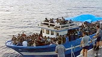 Scharfe Kritik Am Fluchtlingslager Auf Lampedusa Deutschland Dw 23 09 05