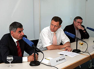 Hussain Al-Mozany, DW-Chefredakteur Miodrag Soric und Peter Philipp, Nahostexperte und Chefkorrespondent von DW-RADIO (v.l.) diskutierten die Zukunft des Irak