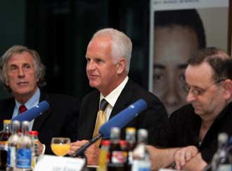 Holger Obermann und Bernd Stange diskutierten unter der Leitung von Wolfgang van Kann aus der Sportredaktion von DW-RADIO (v.l.).