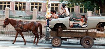 Pferdestärken Rumänische Zigeuner, die Alteisen sammeln, haben am 10.6.2000 in Bukarest auf ihrem Pferdewagen ein altes Auto