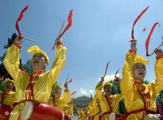 Meditierende Falun-Gong-Anhänger in Taichung. Ihre Organisation wird in der Volksrepublik verfolgt, in Taiwan können sie frei praktizieren. Eingestellt am 23.12.2009, Copyright: Klaus Bardenhagen.
