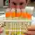 Mann in Laborkittel hält Gestell mit Urinproben vor sich (Quelle: AP)