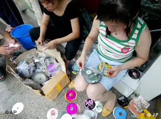 中国济南：女青年在翻找盗版光碟