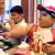 Dicke Kinder bei McDonald's Schenllrestaurant Übergewicht