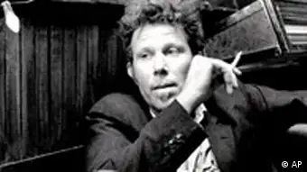 Szenenfoto In einer Szene des Films Coffe and Cigarettes versucht ein Notarzt, dargestellt vom Musiker Tom Waits, mit dem Rauchen aufzuhoeren. Pandora Film