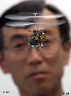 日本科学家研制的微型飞行机器人