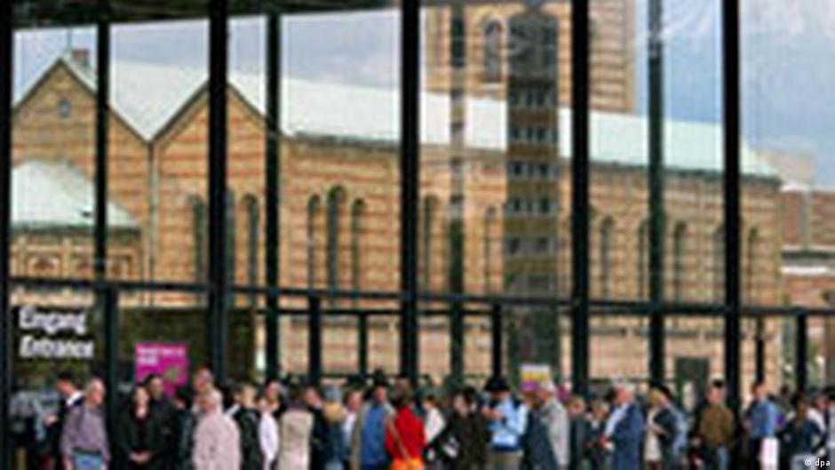 resident Villig Interaktion MoMA Berlin Exhibition Slammed | Culture | Arts, music and lifestyle  reporting from Germany | DW | 18.08.2004